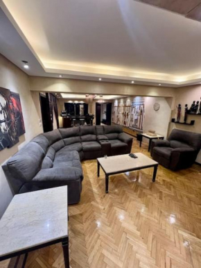 Rosa Black 2BR Suite with Hot Tub, Gym & Office